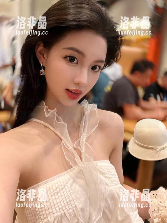 91吃瓜中心的入口正对着那颗‘未成熟的瓜’，好奇心满分！