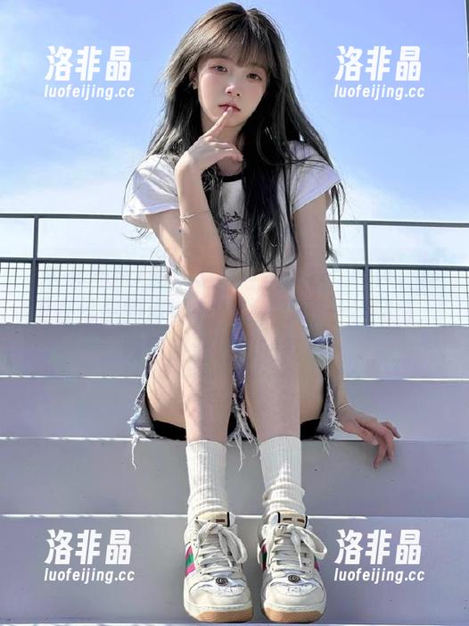每次上“明星黑料”网页，像是在信息的海洋中遨游，带着一丝期待，嗅到暗潮涌动的气息。