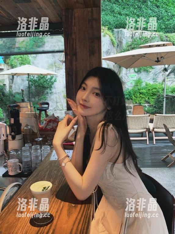 下载“黑料不打烊,万里长征”app，瓜都给我投喂得这么及时，我都有点接受不了。