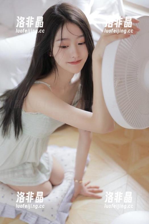 黑料专区下载之后，卖萌与吃瓜两不误，嘿嘿！